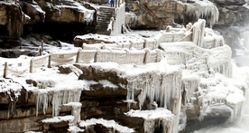 黄河壶口瀑布结冰