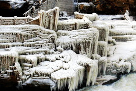 黄河壶口瀑布结冰