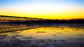 黄河日出流冰溢彩