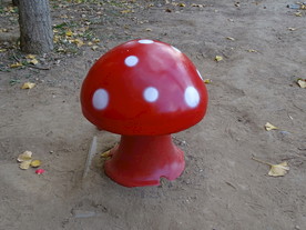 红色蘑菇雕塑