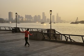 江边跳舞的女性