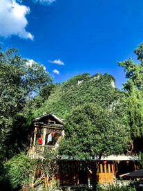 山脚下的房屋拍摄图