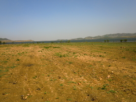 远山湖泊与农田