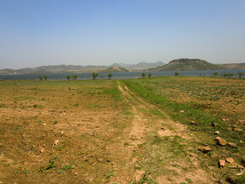 远山湖泊与农田