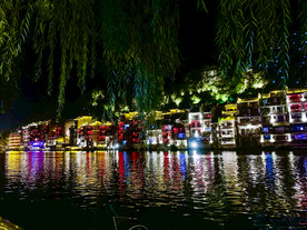 古城夜间河岸灯光拍摄