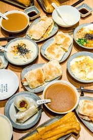 一桌丰盛的早餐