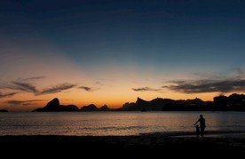 海边散步的母女