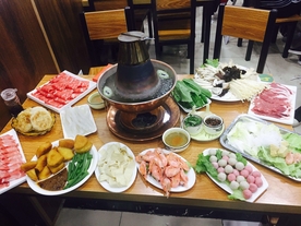 涮火锅新鲜羊肉卷