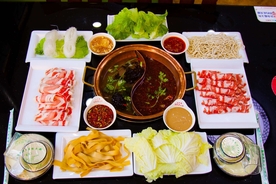 涮火锅新鲜羊肉卷