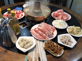 涮火锅新鲜羊肉卷