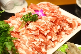 涮火锅新鲜羊肉卷