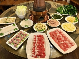 涮火锅新鲜羊肉卷