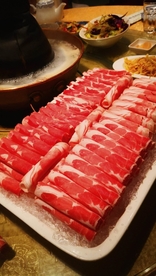 涮火锅新鲜羊肉卷