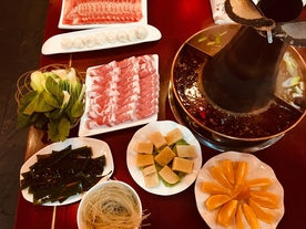 涮火锅新鲜羊肉卷