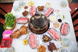 涮火锅新鲜羊肉卷