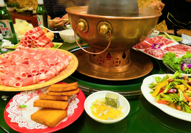 涮火锅新鲜羊肉卷