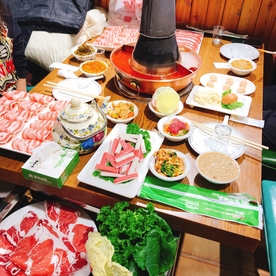 涮火锅新鲜羊肉卷