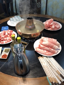 涮火锅新鲜羊肉卷