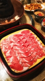 涮火锅新鲜羊肉卷