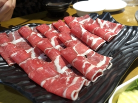 涮火锅新鲜羊肉卷