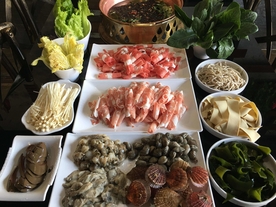 涮海鲜火锅新鲜羊肉卷