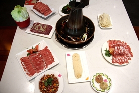 涮火锅新鲜羊肉卷