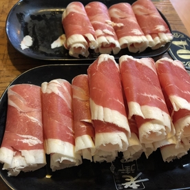 涮火锅新鲜羊肉卷