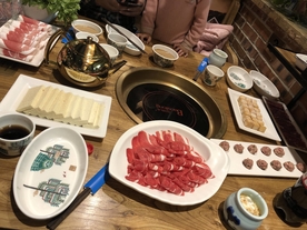 涮火锅新鲜羊肉卷
