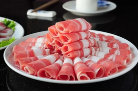 涮火锅新鲜羊肉卷