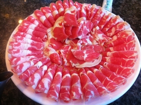 涮火锅新鲜羊肉卷