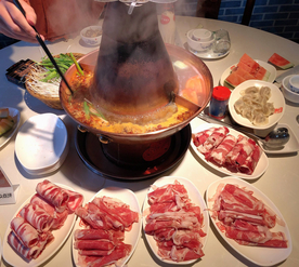 涮火锅新鲜羊肉卷