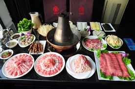 涮火锅新鲜羊肉卷