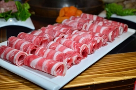 涮火锅新鲜羊肉卷