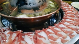 涮火锅新鲜羊肉卷