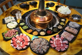 涮火锅新鲜羊肉卷