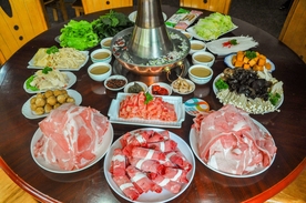 涮火锅新鲜羊肉卷