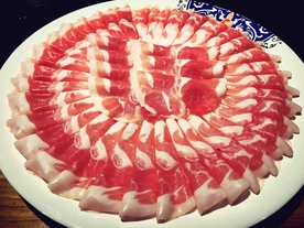 涮火锅新鲜羊肉卷