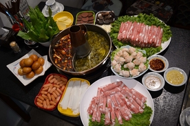 涮火锅新鲜羊肉卷