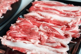 涮火锅新鲜羊肉卷