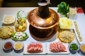 涮火锅新鲜羊肉卷