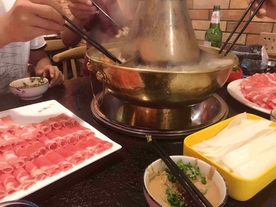 涮火锅新鲜羊肉卷