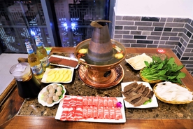 涮火锅新鲜羊肉卷