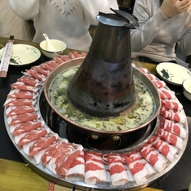 涮火锅新鲜羊肉卷