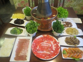 涮火锅新鲜羊肉卷