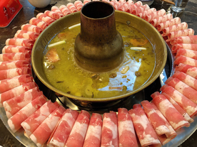 涮火锅新鲜羊肉卷