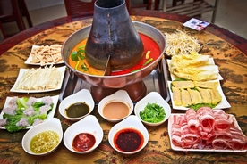 涮火锅新鲜羊肉卷