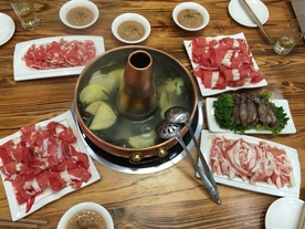 涮火锅新鲜羊肉卷