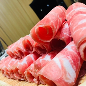 涮火锅新鲜羊肉卷