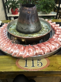 涮火锅新鲜羊肉卷