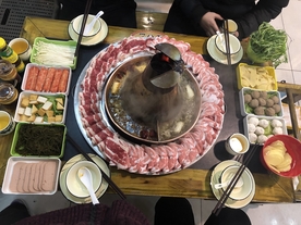 涮火锅新鲜羊肉卷